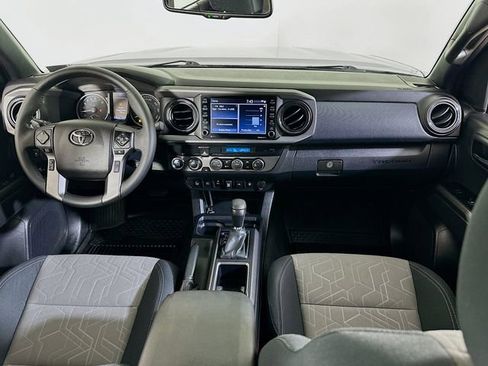 Used 2022 Toyota Tacoma TRD Off-Road w/ Technology Package AWD/4WD image 18