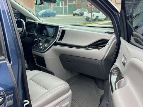 Used 2020 Toyota Sienna XLE w/ XLE Navigation Package image 22