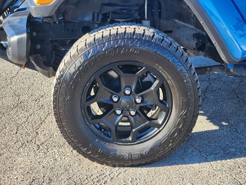 Used 2021 Jeep Gladiator Willys image 10