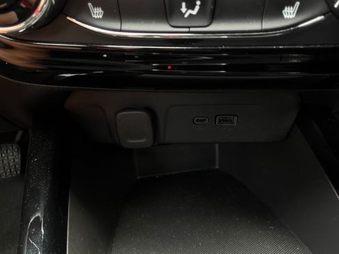 Used 2025 Chevrolet Trax LT w/ LT Convenience Package FWD image 27