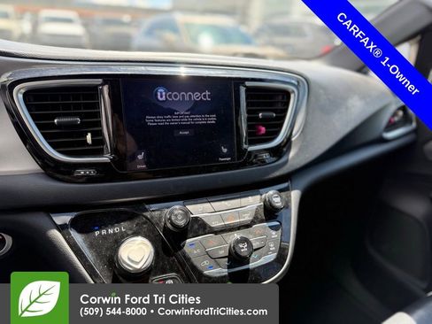 Used 2018 Chrysler Pacifica Touring-L FWD image 15