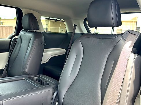 Used 2023 Kia Carnival EX FWD image 19