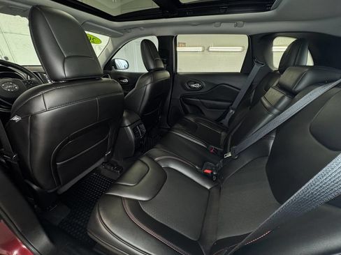 Used 2019 Jeep Cherokee Trailhawk w/ Comfort & Convenience Group AWD/4WD image 18