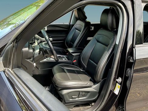 Used 2020 Ford Explorer XLT w/ Equipment Group 202A AWD/4WD image 20