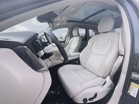 Used 2023 Volvo XC60 B5 Plus image 13