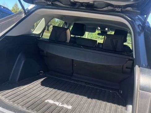 Used 2022 Toyota RAV4 LE image 12