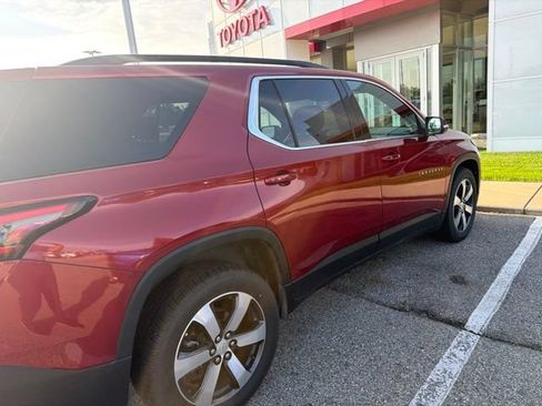 Used 2022 Chevrolet Traverse LT w/ LT Premium Package AWD/4WD image 9