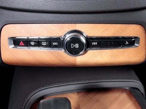 Certified 2025 Volvo XC90 B6 Plus w/ Protection Package Premier image 12