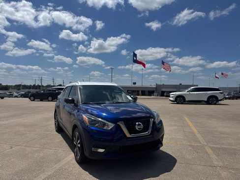 Certified 2019 Nissan Kicks SR w/ SR Premium Package FWD image 3