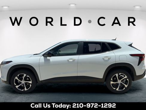 Used 2025 Chevrolet Trax RS w/ Driver Confidence Package FWD image 4