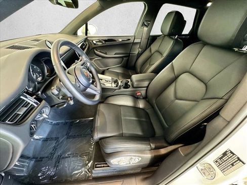 Certified 2026 Porsche Macan AWD/4WD image 5