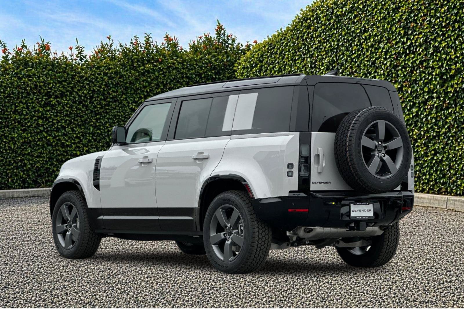 New 2026 Land Rover Defender 110 X-Dynamic SE AWD/4WD image 4