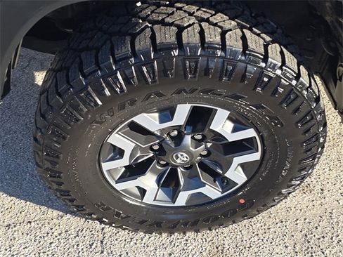 Used 2020 Toyota Tacoma TRD Off-Road image 7