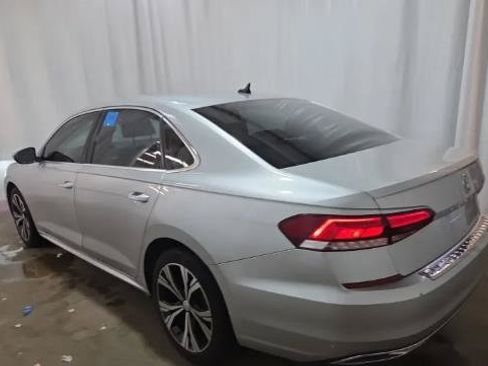 Used 2021 Volkswagen Passat 2.0T SE FWD image 2