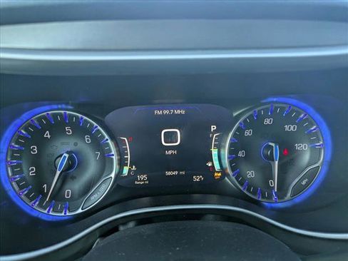 Used 2024 Chrysler Pacifica Touring-L FWD image 9