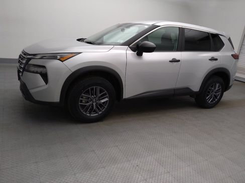 Used 2024 Nissan Rogue S AWD/4WD image 2