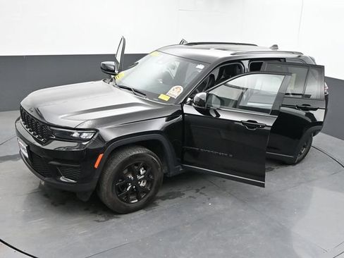 Used 2025 Jeep Grand Cherokee Altitude AWD/4WD image 59