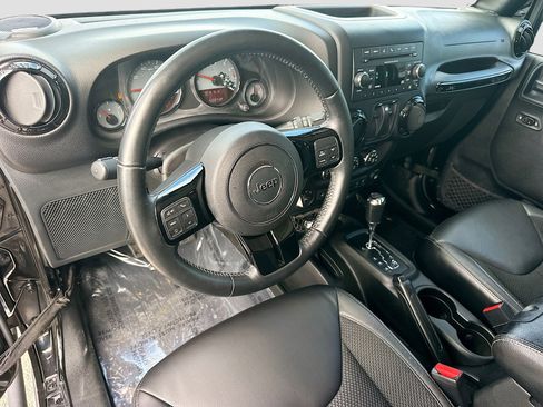 Used 2017 Jeep Wrangler Sahara image 9