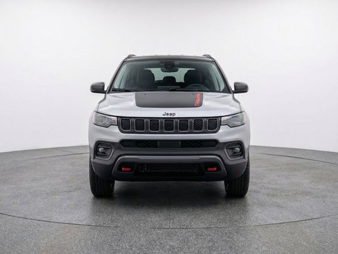 Used 2025 Jeep Compass Trailhawk AWD/4WD image 2