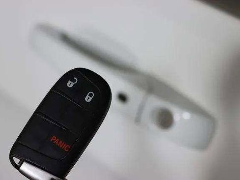 Used 2021 Jeep Grand Cherokee Laredo image 36