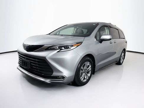 Used 2023 Toyota Sienna Platinum AWD/4WD image 3