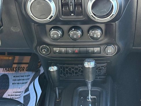 Used 2016 Jeep Wrangler Unlimited Sahara w/ Connectivity Group AWD/4WD image 10