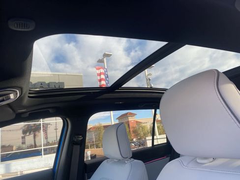 Used 2025 Jeep Wagoneer S Limited image 12