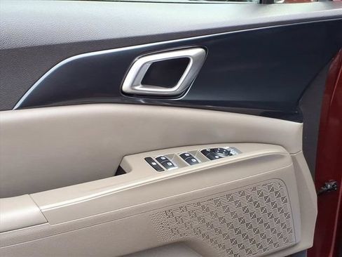 Used 2025 Kia Carnival FWD image 11