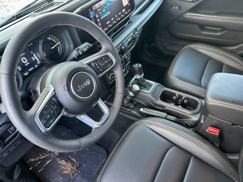 Used 2024 Jeep Wrangler Unlimited Sahara w/ Technology Group AWD/4WD image 10