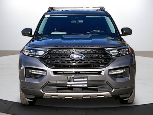 Used 2022 Ford Explorer XLT w/ Equipment Group 202A image 3