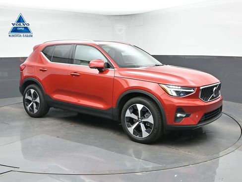 Used 2025 Volvo XC40 B5 Plus AWD/4WD image 1