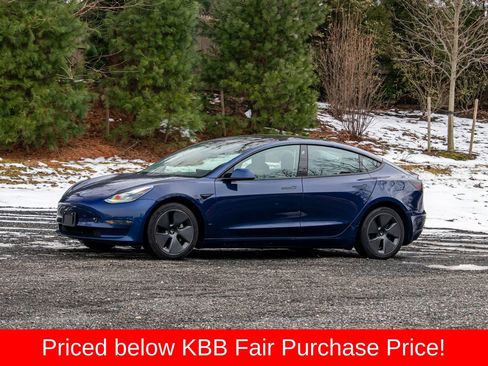 Used 2022 Tesla Model 3 Standard Range image 3