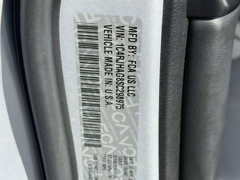 Used 2025 Jeep Grand Cherokee Altitude image 30