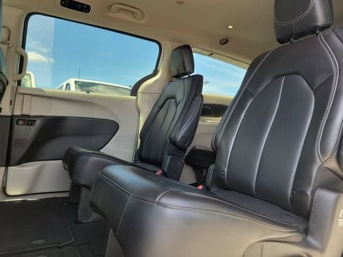 Used 2023 Chrysler Pacifica Touring-L FWD image 15