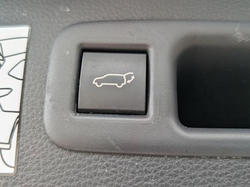 Used 2024 Toyota Highlander XLE AWD/4WD image 15