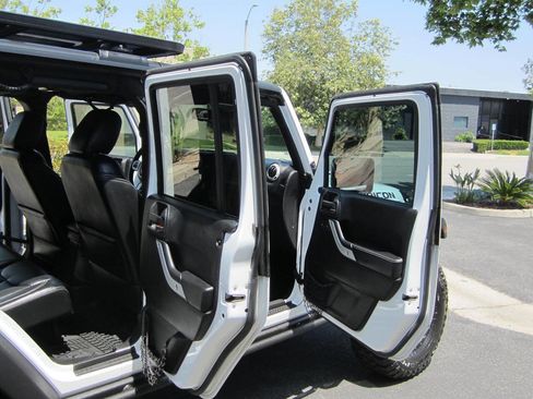 Used 2017 Jeep Wrangler Unlimited Rubicon AWD/4WD image 21