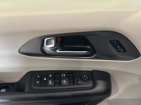 Used 2020 Chrysler Pacifica Touring-L w/ Advanced Safetytec Group FWD image 17