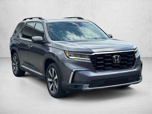 Used 2024 Honda Pilot Touring image 3