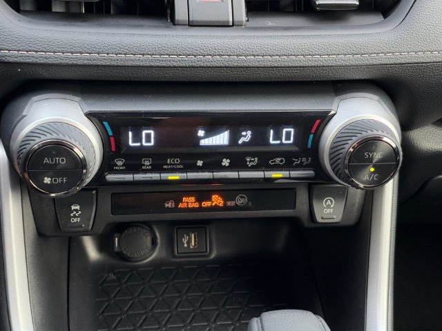 Used 2025 Toyota RAV4 XLE FWD image 25