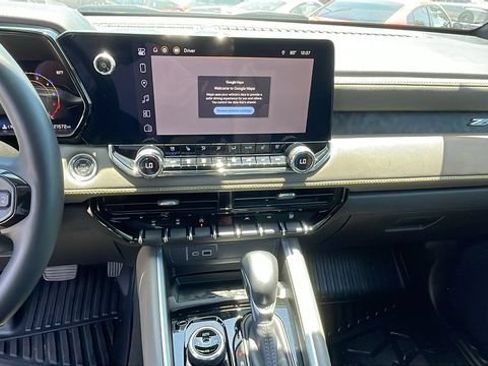 Used 2025 Chevrolet Colorado ZR2 w/ Technology Package AWD/4WD image 17