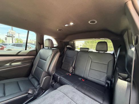 Used 2025 Buick Enclave Sport Touring AWD/4WD image 24