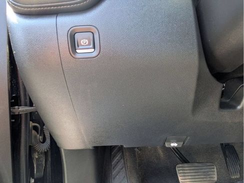 Used 2021 Chevrolet Silverado 1500 LTZ AWD/4WD image 35