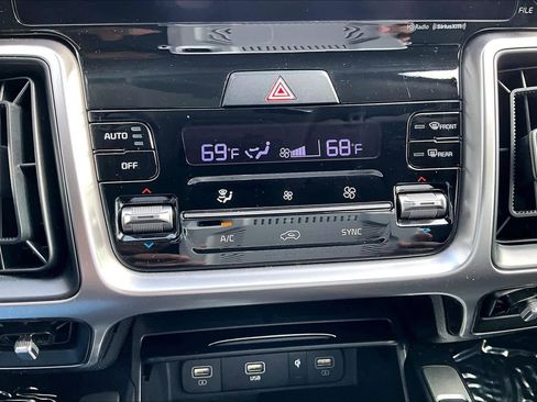 Used 2023 Kia Sorento S image 31