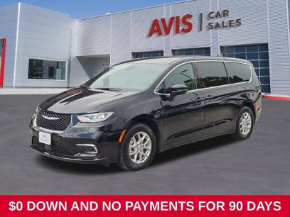 Used 2025 Chrysler Pacifica Select