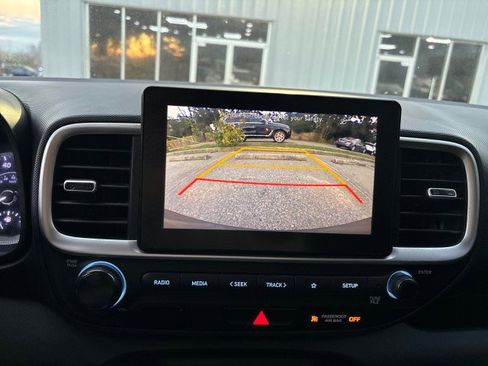 Used 2022 Hyundai Venue SE image 21