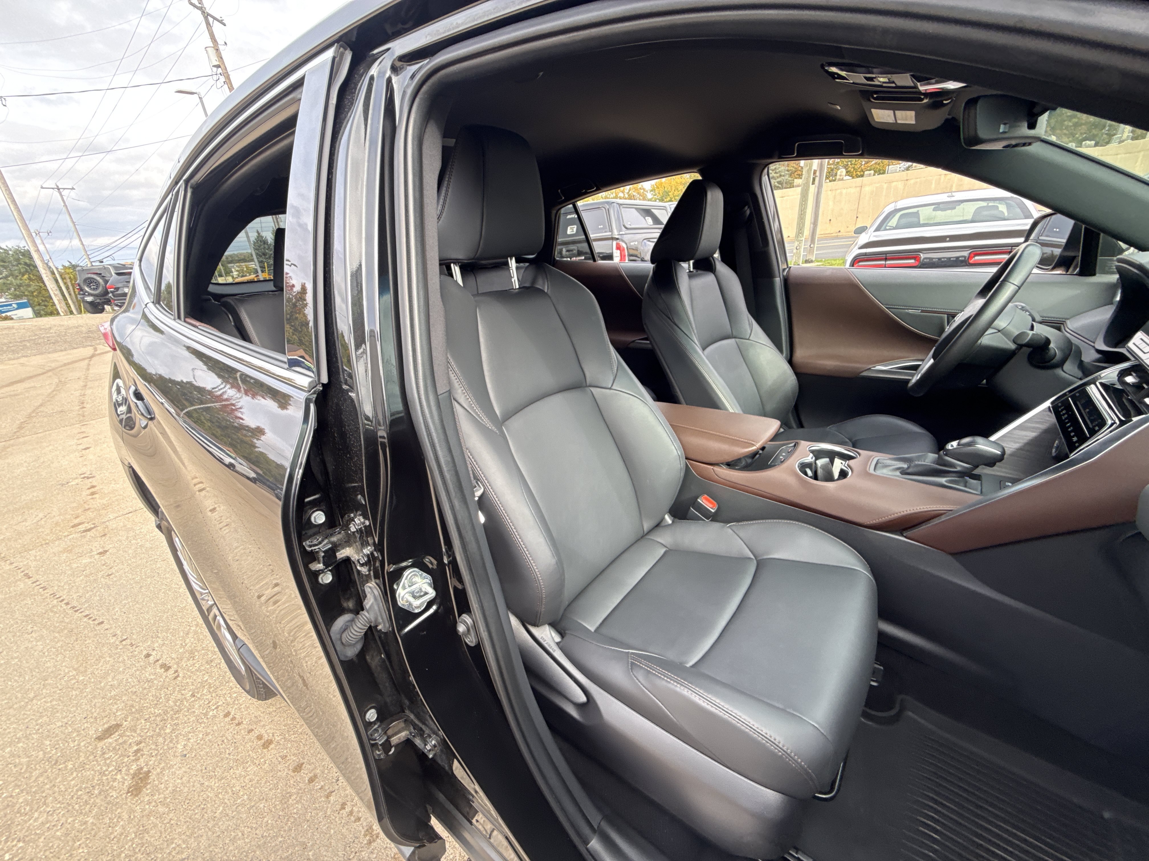 Used 2023 Toyota Venza XLE AWD/4WD image 21