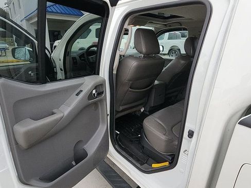 Used 2019 Nissan Frontier SL image 10
