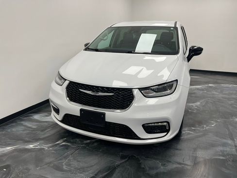 Used 2024 Chrysler Pacifica Touring-L image 3