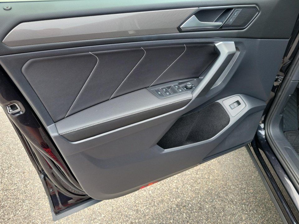 Certified 2023 Volkswagen Tiguan SE w/ Panoramic Sunroof Package FWD image 32
