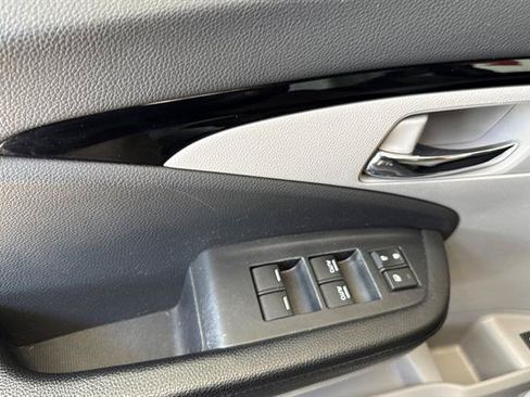 Used 2017 Honda Pilot Touring image 10